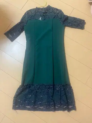 그린 레이스 트리밍 핏앤플레어 드레스