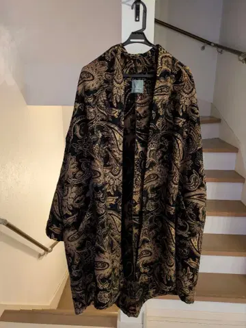 ANGENEHM(앙게넴) 페이즐리 무늬 아우터