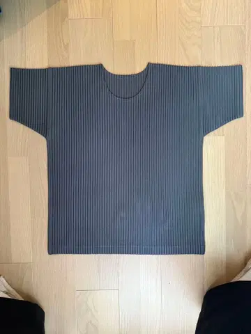 HOMMEpleats pleats 다크 그레이 T셔츠