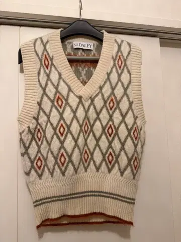 S.S. DALEY 다이아몬드 패턴 니트 베스트