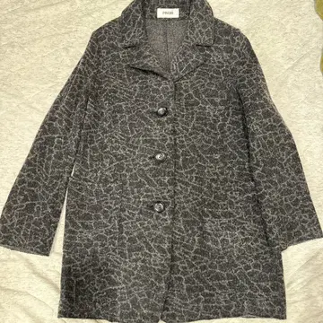 PINORE 그레이 계열 버튼 코트