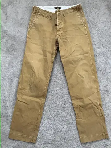 A Vantage 베이지 치노 팬츠