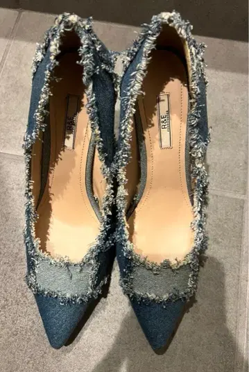 R&E 데님 프린지 하이힐 펌프스