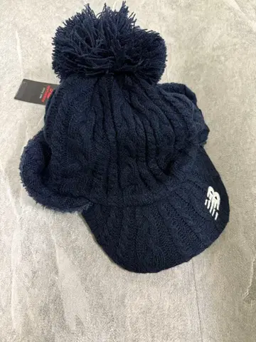New Balance 네이비 니트 모자 폼폼 포함