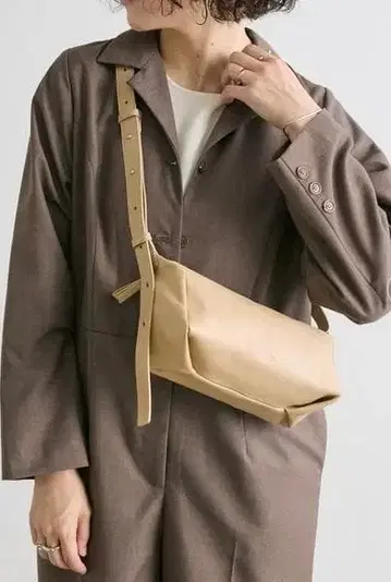 천연 가죽 박스 숄더백 베이지 이아파피요네