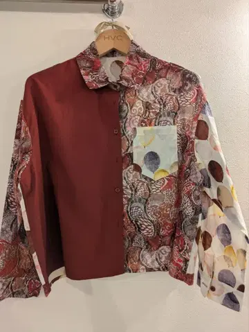 MAUA 크림슨 컬러 디자인 긴팔 셔츠 세련됨