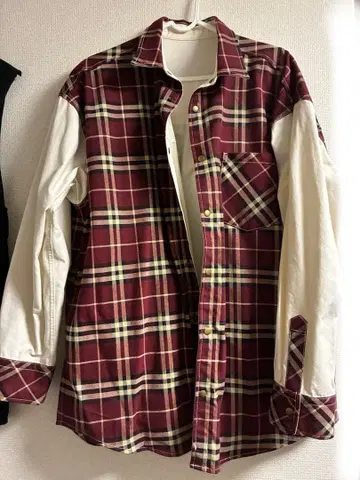 보르도와 화이트 체크 셔츠