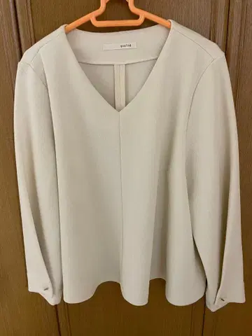 새상품! qualite 아이보리 V넥 긴팔 상의