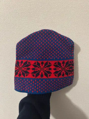 북유럽 스타일 니트 모자 레트로 패턴 파랑 x 빨간색 눈송이 디자인
