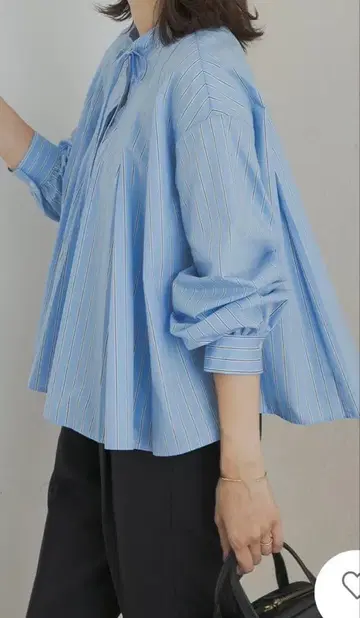 스트라이프 프린트 플레어 블라우스 긴팔 라이트 블루