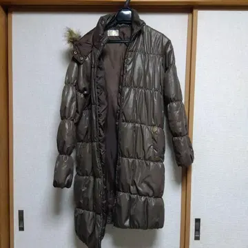 브라운 후드 부착 롱 다운 자켓