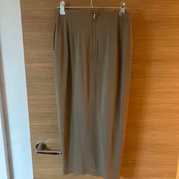 두즈엠 베이지 타이트 스커트