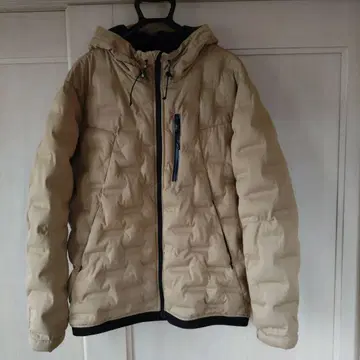 베이지 다운 자켓 후드 부착