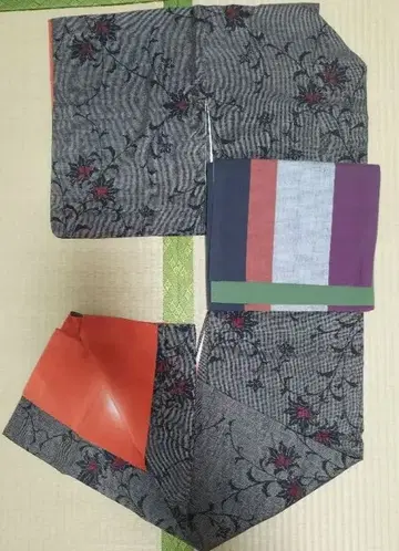츠무기 기모노 블랙과 빨간색 꽃무늬 오비 포함