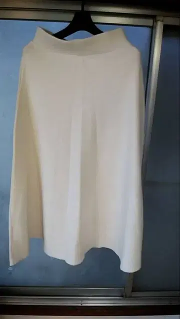 화이트 플레어 스커트 무릎 기장