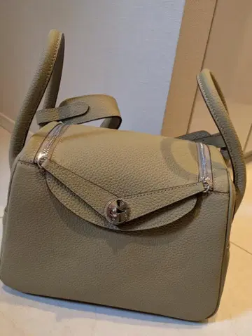 올리브 그린 가죽 핸드백