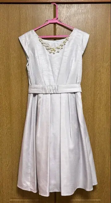 라이트 그레이 A라인 드레스 펄 장식