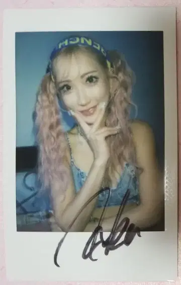 AIKA 친필 사인 포함 폴라로이드 1