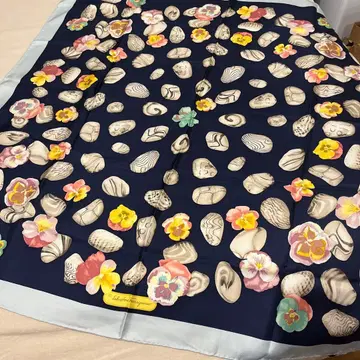 살바토레 페라가모의 실크 스카프