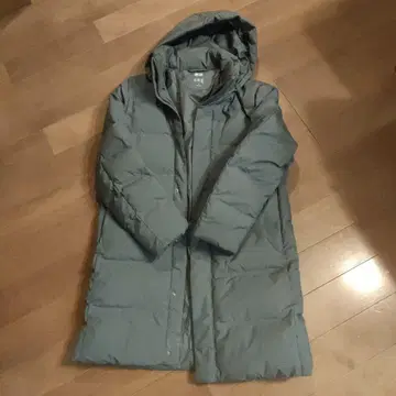 유니클로 심리스 다운 코트 그레이 남성용 S 사이즈