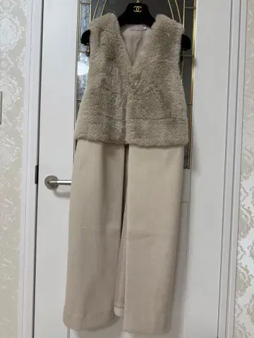 새상품급 롱베스트 베이지 퍼 베스트 슬릿 포함 M