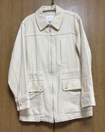 크림색 집업 자켓