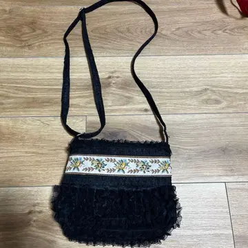 프릴 달린 블랙 숄더백