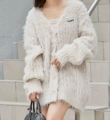 Chico 브로치 부착 샤기 모헤어 가디건 빅 사이즈 아우터 상의