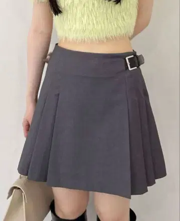 LILYBROWN 사이드 벨트 플리츠 스커트 쇼츠