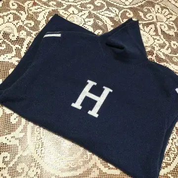 네이비 H 자수 캐시미어 하이넥 스웨터