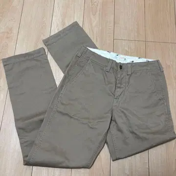 BEAMS 베이지 치노 팬츠