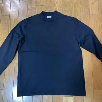 [ 사용 2회 ] 뷰티앤유스 모크넥 티셔츠