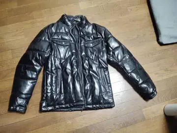 블랙 광택 에나멜 다운 자켓