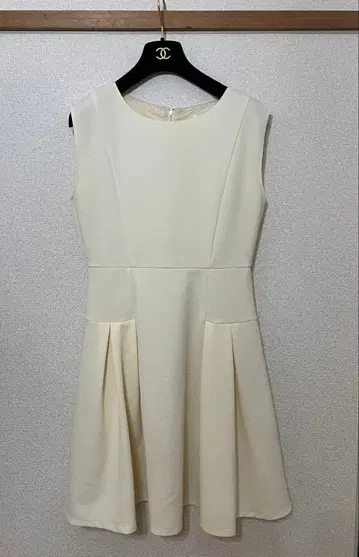 AG 슬리브리스 플레어 원피스 크림