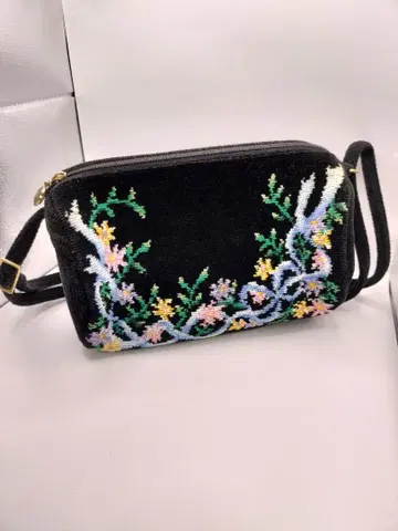 꽃무늬 자수 블랙 숄더백
