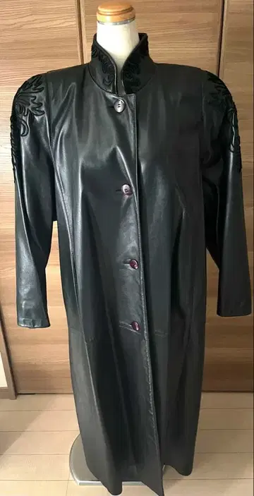 여성용 자수 장식 블랙 가죽 코트 캐나다제 새상품급