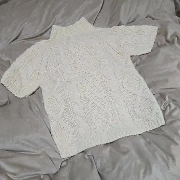 아이보리 화이트 울 50% 두꺼운 니트입니다. 액세서리가 돋보입니다.