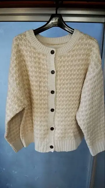 크림색 니트 가디건 긴팔
