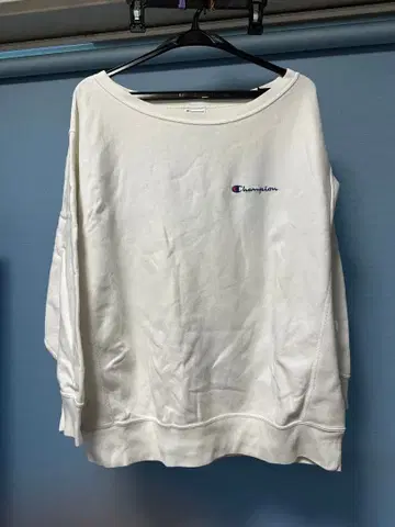 Champion(Moussy 콜라보) 오프숄더 맨투맨 화이트