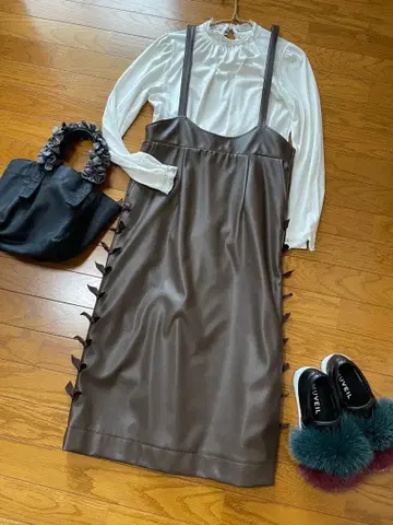 옷깃 펄 장식 하이넥 롱 슬리브