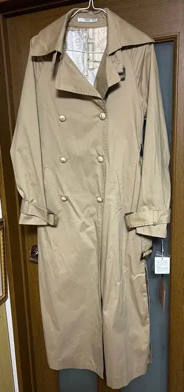 에밀리아 위즈 트렌치코트