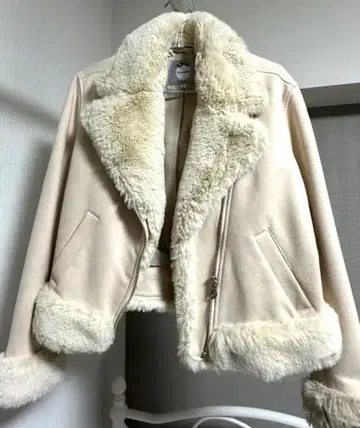 베이지 무스탕 코트 숏 기장