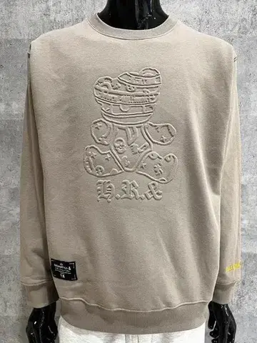 할리우드 리치 베이지 L 엠보싱 베어 프린트 트레이닝복