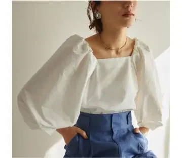 에메르 리파인즈 화이트 벌룬 슬리브 블라우스