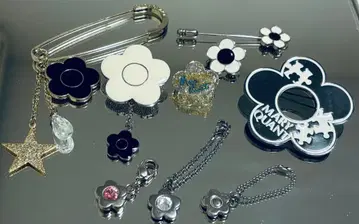 MARIE QUANT 브로치 참 묶음 판매