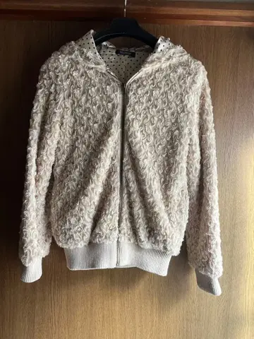 후드 부착 자켓 크림색 촉감 좋음