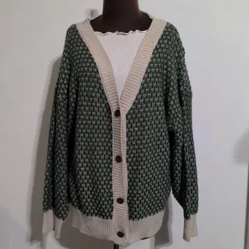 그린 컬러와 크림색 니트 가디건