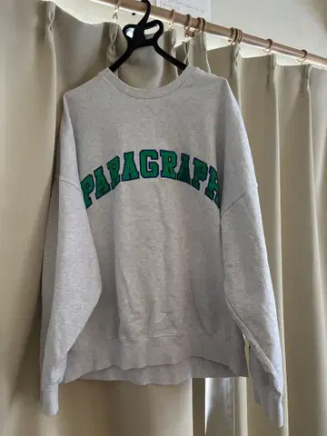 PARAGRAPH 로고 그레이 맨투맨