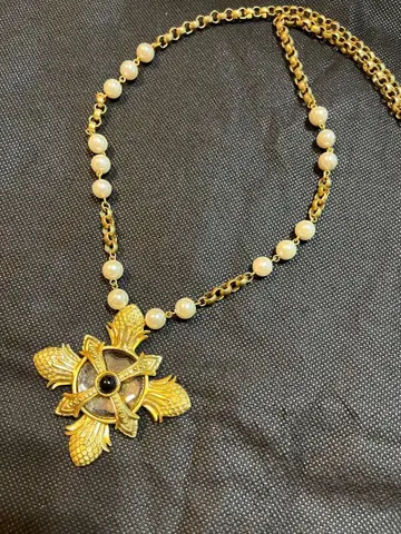 골드 컬러 꽃 모티브 펄 목걸이