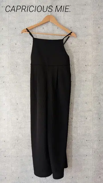 CAPRICIOUS MIE 블랙 살로펫